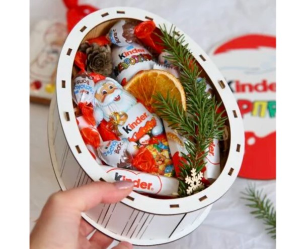 Дерев'яна коробка з цукерками Kinder